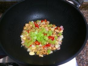 接着放入莴苣翻炒片刻。