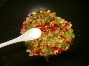 放入适量盐翻炒均匀。