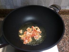 放入鸡肉翻炒至表面微微发黄。