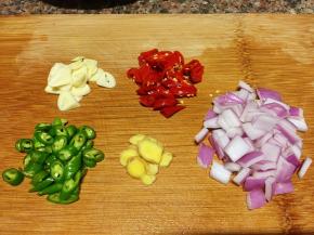 将洋葱切小丁，青椒、辣椒切小圈，大蒜、生姜切片备用。