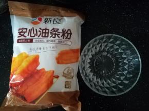材料准备好，一包粉，一碗清水。