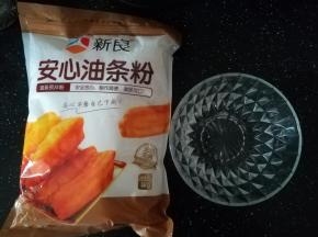 材料准备好，一包粉，一碗清水。