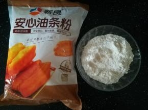 称出150g的安心油条粉。