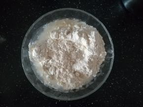 加入80g清水，不要一次性加完，视面团的情况，边加边搅拌，