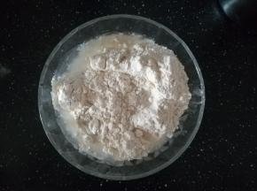 加入80g清水，不要一次性加完，视面团的情况，边加边搅拌，