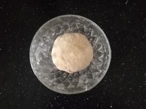 盖上保鲜膜，醒面30分钟。