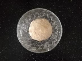 盖上保鲜膜，醒面30分钟。