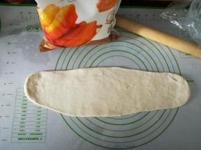 面醒好后，擀成一个面片。