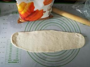 面醒好后，擀成一个面片。