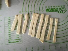 把面片切成大约1到1.5cm宽的小面条。