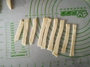 把面片切成大约1到1.5cm宽的小面条。