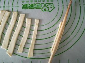 取两个小面片，叠在一起。用筷子压一下。