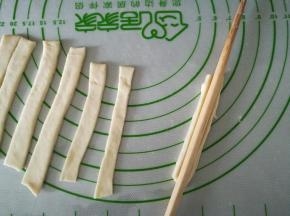 取两个小面片，叠在一起。用筷子压一下。