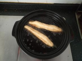 用筷子，拨弄，让它均匀的翻滚。至金黄即可。