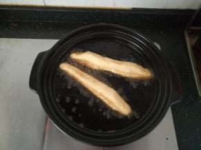 用筷子，拨弄，让它均匀的翻滚。至金黄即可。