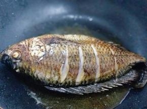 起油锅，把腌制好的鱼煎至两面微黄。