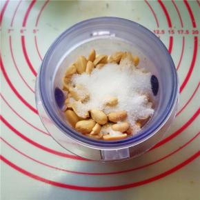 将白砂糖和花生仁放入料理机中；