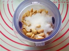 将白砂糖和花生仁放入料理机中；