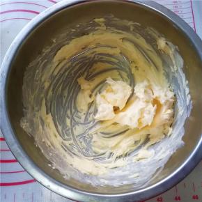 将软化的黄油搅拌均匀；