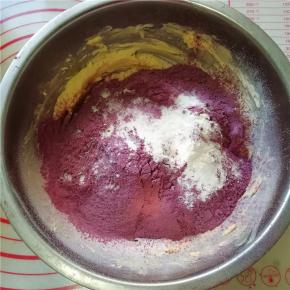 将面粉和紫薯粉筛入黄油中；