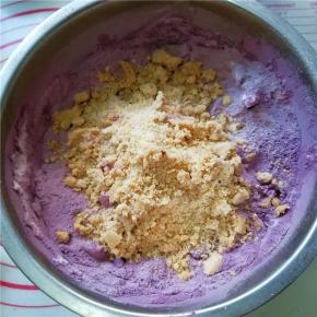 再将花生粉放入；