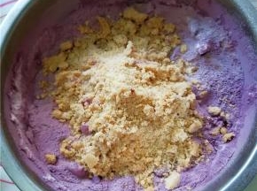 再将花生粉放入；