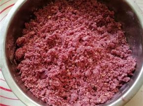 翻拌均匀成无干粉状态；