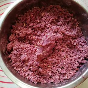 用手能粘结成团即可（如果过干可以放入一些油或蛋液）；