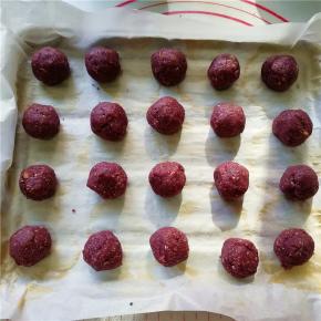 逐一团成均匀的圆球摆放在烤盘上；