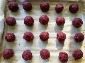 逐一团成均匀的圆球摆放在烤盘上；