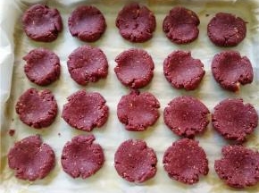 用拇指按压即可；