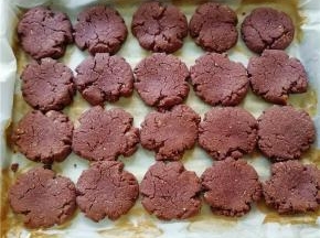 放入170度预热好的烤箱中，烤制20分钟即可。