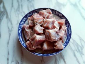 买回来的肋排温水冲洗两遍。