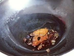 起油锅，加入冰糖，小火将冰糖融化，至褐色。