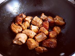 加入焯水的肋排翻炒均匀。