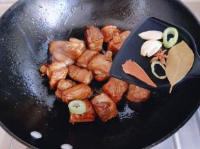 加入准备好的香料，翻炒2分钟。