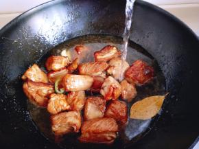 在加入纯净水，没过肋排为佳。