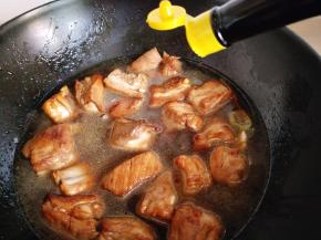 加入生抽，大火烧开后转小火，慢炖35分钟左右。