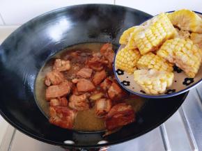 35分钟后加入切好的玉米。