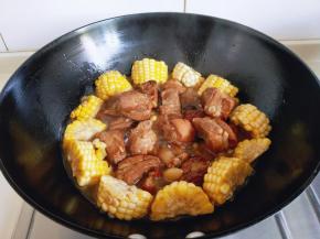 将玉米摆放整齐，盖上盖子，再炖20分钟。