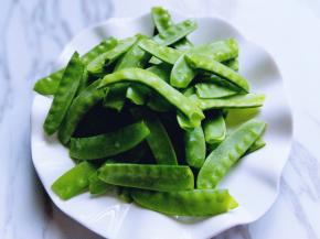 荷兰豆去尖，去根。