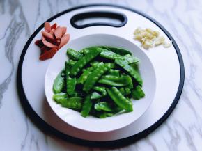 火腿肠去皮切小块，大蒜去皮，切碎。