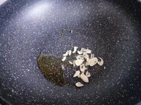 起油锅，加入切好的蒜炒香。
