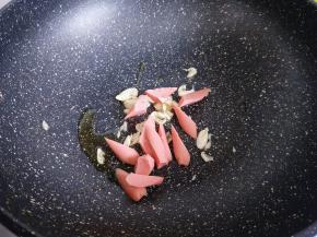 再加入切好的火腿肠煸炒。