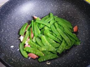加入焯水的荷兰豆。
