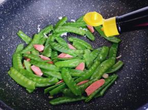 滴入生抽，炒均匀，将荷兰豆段生即可出锅。