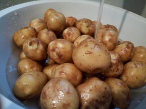 先将土豆泡洗个5分钟，这样泥巴泡开，轻轻一洗就干净了，这是今年刚挖的土豆、特别的新鲜、粉粉的、吃起来特别地香，做这个大家可以买小土豆来做