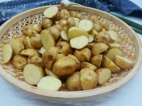 泡好的土豆轻轻搓洗干净，不喜欢吃土豆皮的，可以刮一下，因为是新土豆，用刀或者啤酒盖子轻轻一刮就没有了，小编喜欢吃带皮的，所以直接对半切开就可以，切开煮的快一点，不切的话煮熟以后直接拍扁煎就可以