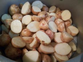 高压锅蒸屉下面加一点水，把对半切好的土豆放高压锅蒸屉上，盖好盖子、开大火、高压锅上汽以后大火继续压3-5分钟，具体看土豆的大小块，土豆大就延长时间