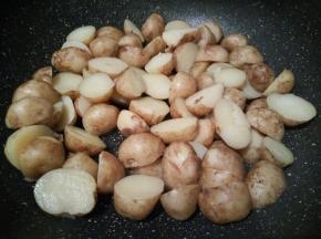 不粘锅加一点点的油，将压制好的土豆放锅里煎，开中小火慢慢煎就可以，这一步一定要有耐心，火大了土豆外皮不酥、反倒焦了，慢慢煎的土豆才香